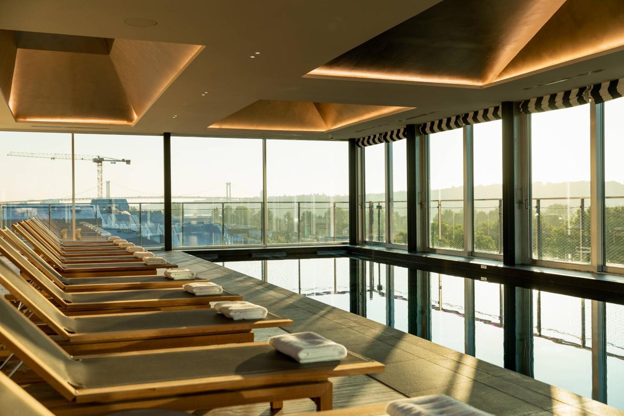 Renaissance Bordeaux Hotel Exterior photo